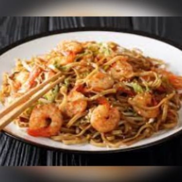 Macarrão,legumes e camarão.