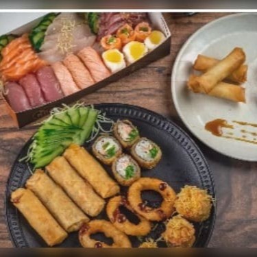 4 sashimis salmão 4 sashimis de atum com ervas e farofa de panko 4 sashimis de tilápia com azeite trufado e flor de sal 3 sushis salmão maçaricado c/ azeite trufado e flor de sal 3 sushis de atum 3 joe koi 3 joe tradicional 4 hot filadelfia 4 haru hot 2 harumakis de camarão 2 harumakis de queijo 3 cebolas em anel 3 harumakis de brigadeiro 3 harumakis de doce de leite  ----------tags------------- S