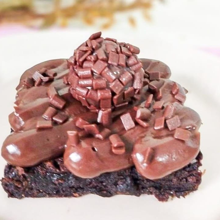 Nosso afogadinho de brownie tem uma combinação perfeita do melhor brownie que você ja provou na vida, feito com chocolate nobre meio amargo, chocolate 50% cacau , com umidade na medida certa, e uma deliciosa cobertura de brigadeiro trufado, e finalizado com granulado nobre ao leite. 7x7cm Aproximadamente 115g . . . ###Tags### promocao promoção desconto entrega gratis entrega rapida oferta combo cupon cupom Nutella nutela Ninho brownie braune chocolate doce morango laka Oreo felicidade bolo no pote bolo vulcao coxinha morango ferrero rocher caseirinho pistache pavê torta brigadeiro gourmet sobremesa