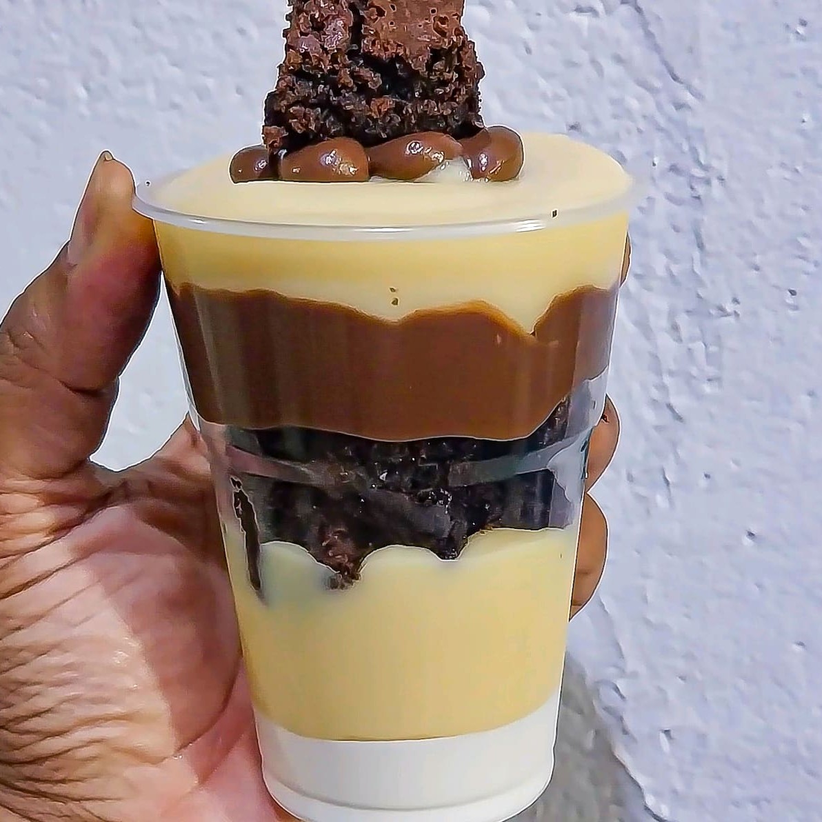 Copo de 200 ml recheado com nosso mousse de leite ninho , creme de leite ninho , brownie , uma camada generosa  de Nutella e finalizado com creme de leite ninho e nutella
