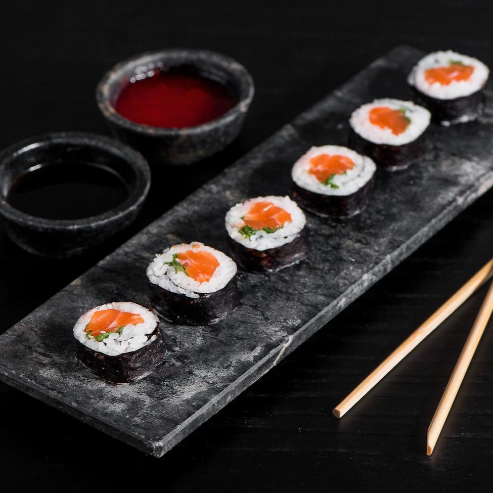 Enrolado de arroz, salmão e cebolinha.