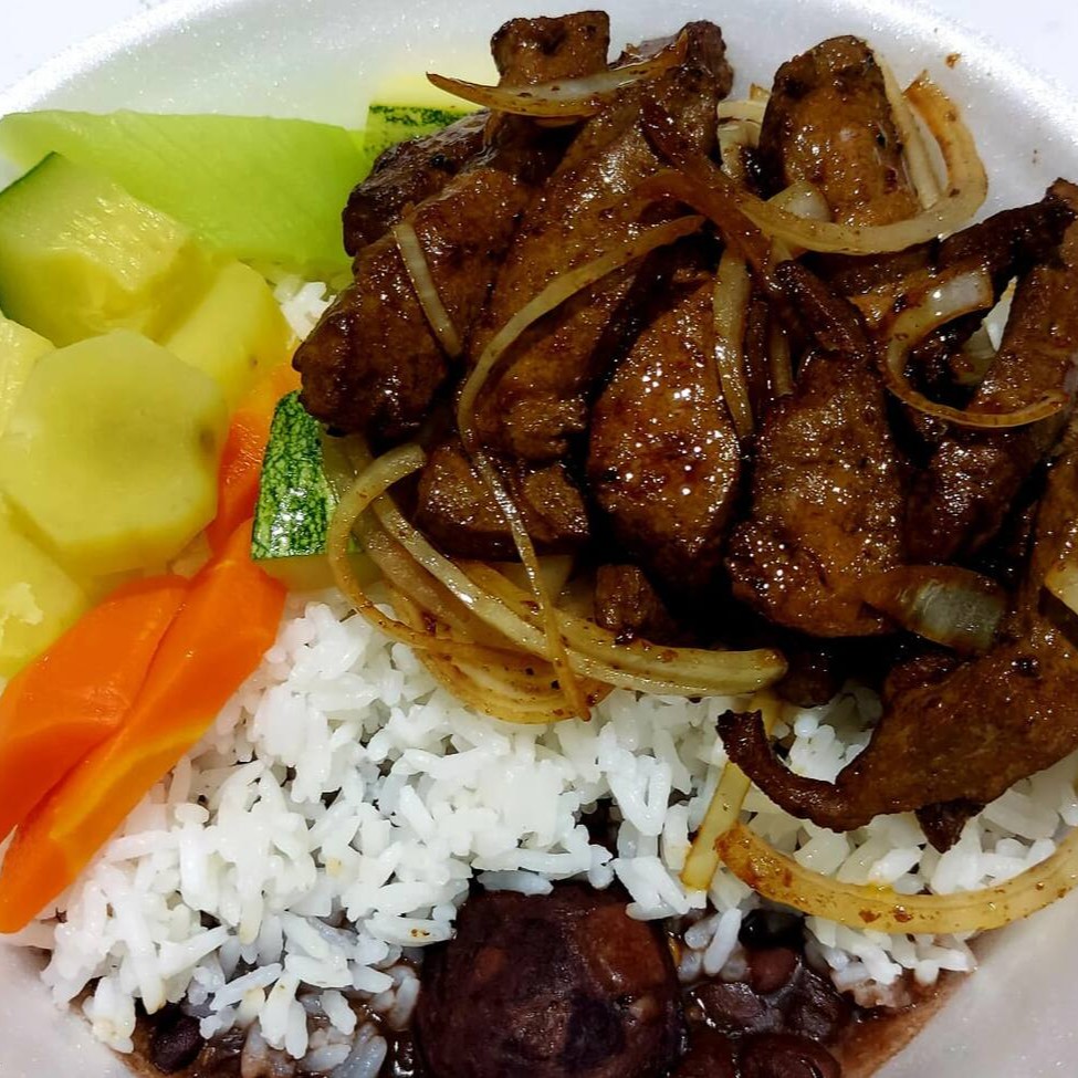 Desfrute de nossa suculenta 'Isca de Fígado', destaque na 'Promoção do Dia'. Este prato é meticulosamente preparado com um delicioso fígado acebolado, cujo sabor é realçado pelo toque especial de nosso chef. Acompanha uma generosa porção de arroz branco, perfeitamente cozido, e feijão, fresco e saboroso, que dá um gostinho de comida caseira. A farofa crocante adiciona uma textura que completa maravilhosamente a experiência. Escolha o seu acompanhamento favorito para personalizar ainda mais a sua refeição. Uma combinação perfeita para um almoço de sucesso!