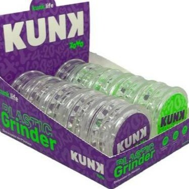 Dichavador de Policarbonato  Zomo, a solução ideal para quem busca eficiência e praticidade na hora de preparar sua sessão. Com um design ergonômico e materiais de alta qualidade, esses dichavadores garantem um desfiado uniforme, facilitando a sua experiência. Compactos e leves, são perfeitos para levar a qualquer lugar, tornando-os essenciais para sessões em casa ou em festas. Ideal para compartilhar com amigos ou para uso pessoal. Transforme sua experiência e aproveite ao máximo cada momento!