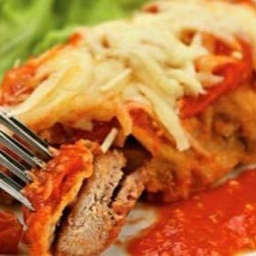 Suculento filé mignon á parmegiana , com espaguete  ao molho de  artesanal + Coca-Cola 350ml