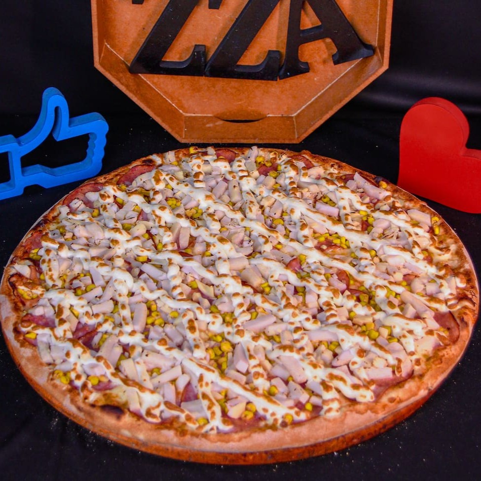 Molho da casa, mussarela, Palmito, Milho, Lombo Canadense, Catupiry Original, Orégano