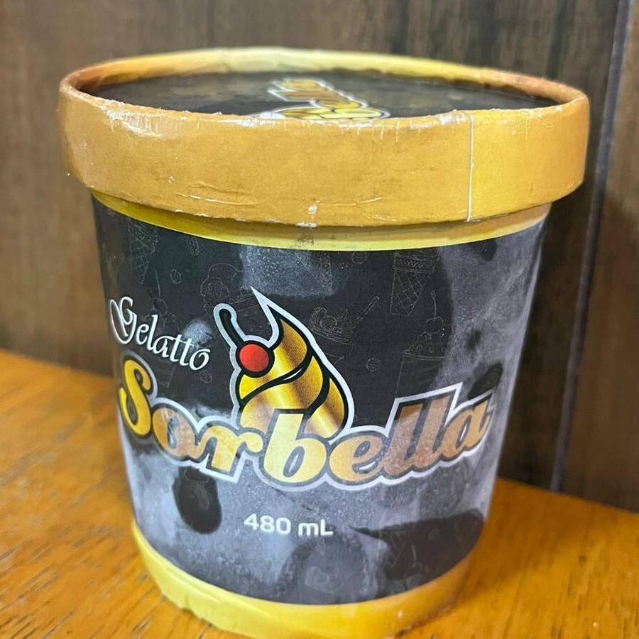 Gelato artesanal de pistache, cremoso e sofisticado, feito com ingredientes selecionados para um sabor autêntico e irresistível.