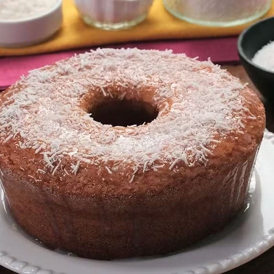 Bolo de chocolate com leite condensado e coco, artesanal, cremoso e delicioso.
