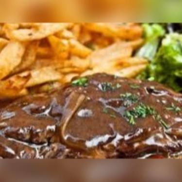 O Chef Barros tem o prazer de apresentar a 'Isca de Carne ao Molho Madeira'. Este prato é uma verdadeira sinfonia de sabores, combinando suculentas iscas de carne cuidadosamente selecionadas, preparadas à perfeição e banhadas no autêntico molho Madeira. Este molho é uma obra de arte culinária, rico e complexo, oferecendo um equilíbrio perfeito entre doçura e acidez. A carne, macia e suculenta, é o complemento perfeito para este molho, resultando em um prato que é tanto um deleite para o paladar quanto para os olhos. Uma verdadeira experiência gourmet aguarda você!