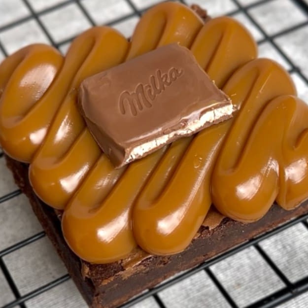 Brownie fudge bem chocolatudo com cobertura de puro doce de leite e chocolate Milka Caramel :) ~ Alto em doçura A Cake Shot não altera e/ou adiciona ingredientes aos produtos já formulados. Escrevemos bilhetes Apenas na compra do mesmo que está disponível no começo do cardápio. - 160g Brownie de chocolate - Doce de leite - Milka - Promoção - Frete grátis