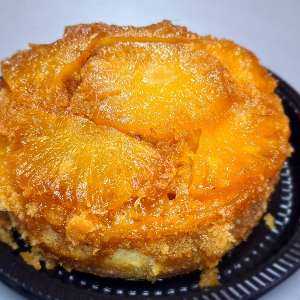 Bolo 100% Caseiro coberto com abacaxi caramelizado!!!