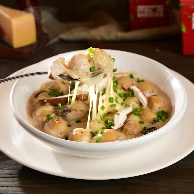 Funghi cremoso e aromático, feito com cogumelos selecionados e um toque de vinho branco, trazendo um sabor intenso e sofisticado. Ideal para nossas massas e nhoque, com textura suave e envolvente. Finalizado com queijo e cebolinha. (aprox. 800g)