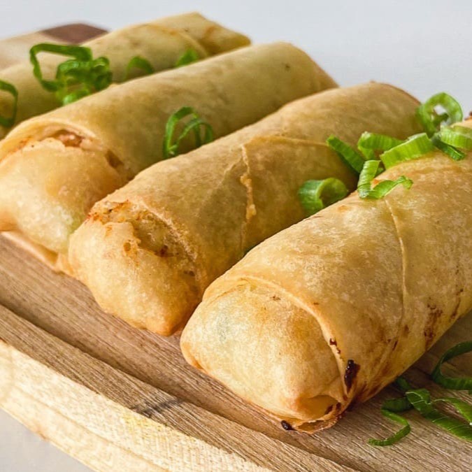 Harumaki de Salmão (2 unidades) Rolinhos primavera crocantes recheados com Salmão  Fresco e temperado. Perfeito para um lanche saboroso e leve.