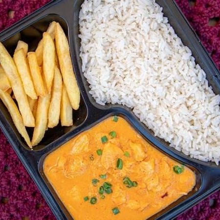 Marmita executiva toda separadinha contendo strogonoff de frango, arroz branco e fritas. Serve uma pessoa! Aprox 500g - Indicada para 01 pessoa!