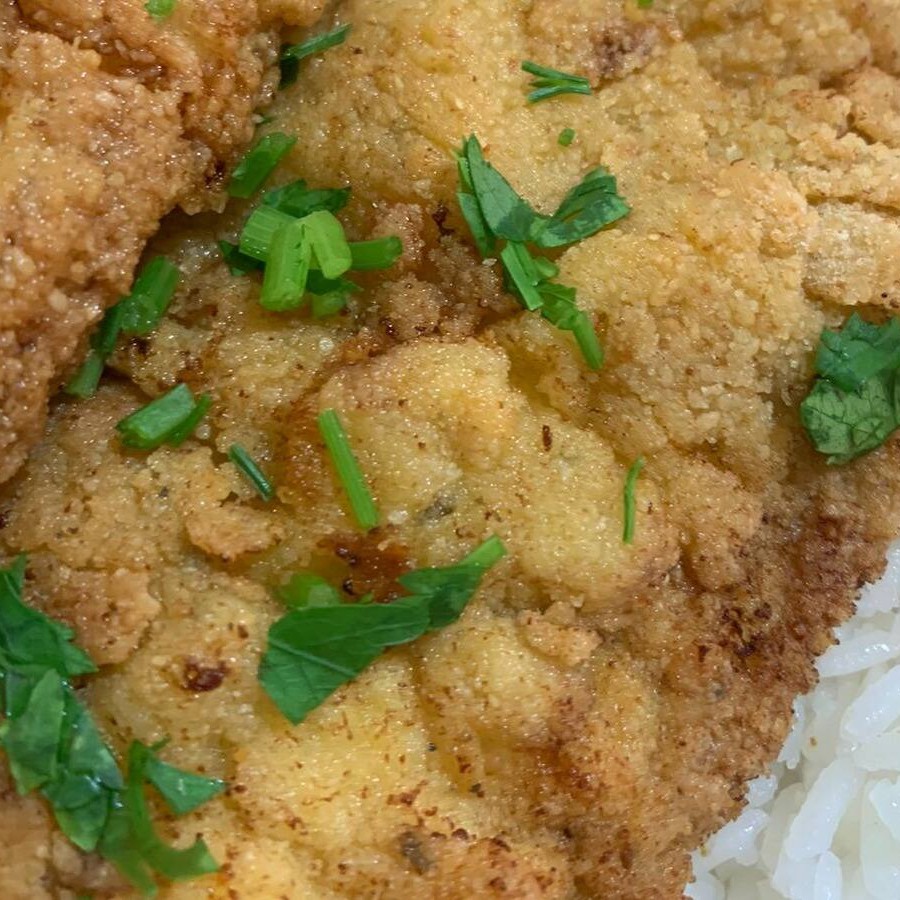 Acompanha Arroz, Feijão, Farofa, Batata Frita Ou Rústica E Salada A Sua Escolha.  **Servido Em Embalagem Redonda De Isopor **Refeição Individual **Imagem Real De Nosso Produto