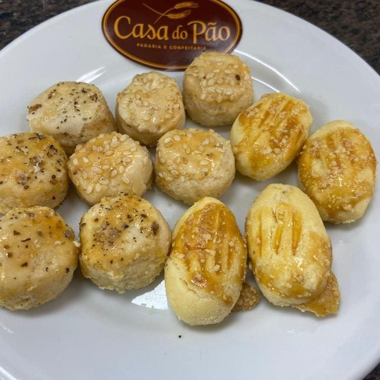 Descubra nossos deliciosos Petit Fours nos sabores clássicos de Orégano, Gergelim, Alho e Azeitona. Cada um é feito com ingredientes selecionados, perfeitos para dar um toque especial ao seu momento de pausa. Aproveite esses petiscos crocantes, ideais para acompanhar qualquer bebida ou até para servir em eventos e reuniões. Saboreie o melhor da tradição em cada mordida!