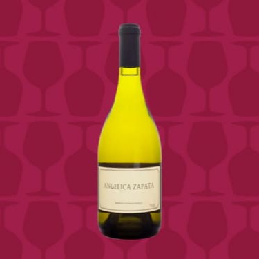 A uva Chardonnay que vem compõe esse vinho é oriunda de um Single Vineyard em Mendoza. De coloração dourada com reflexos esverdeados, revela aromas de frutas cítricas e um toque de baunilha. Angelica Zapata Chardonnay é um Vinho Argentino fresco e mineral. Em boca apresenta ótima acidez e um final longo e intenso.