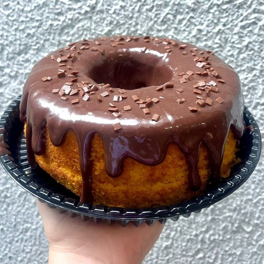 Bolo caseiro com massa fofinha e umida de cenoura e cobertura de chocolate com granule. Bolo aro 18 serve de 8 a 10 fatias. peso aprox de 1kg