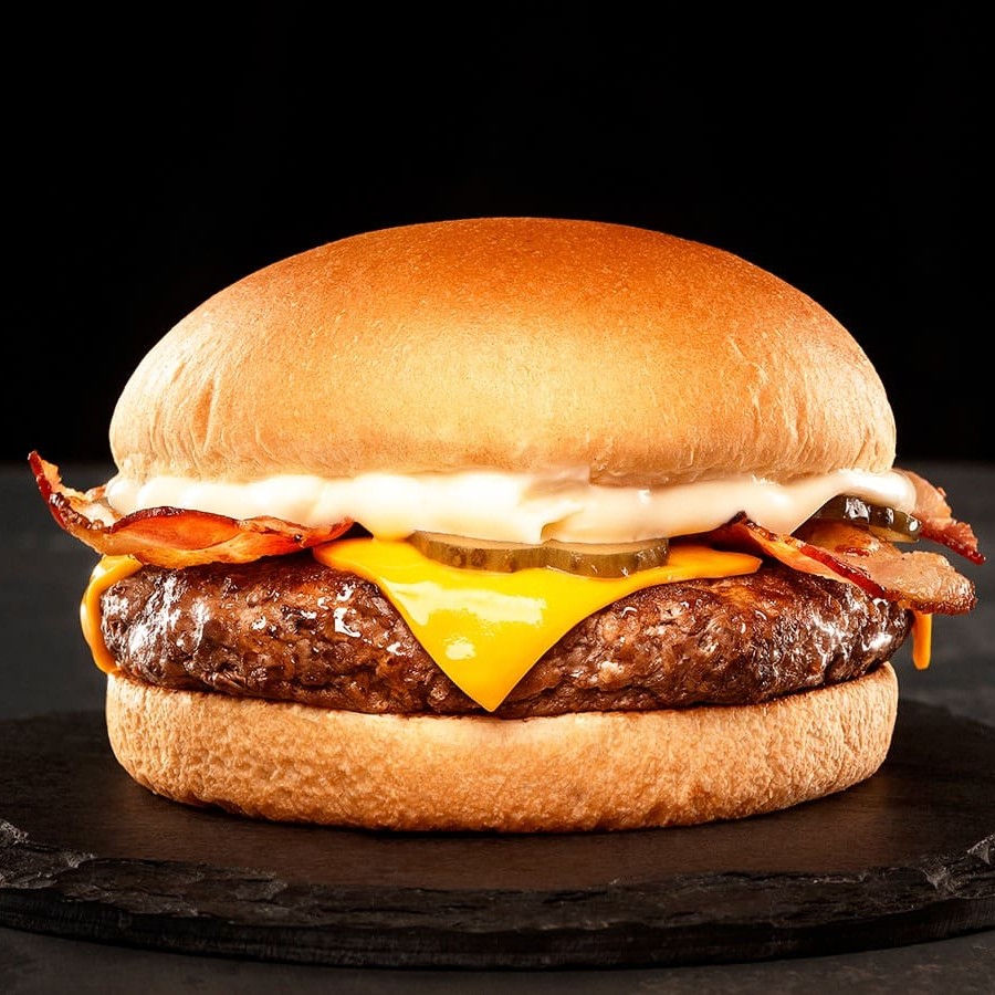 Pão, Blend de 160g, queijo cheddar, maionese defumada, bacon em tiras artesanal e picles artesanal.