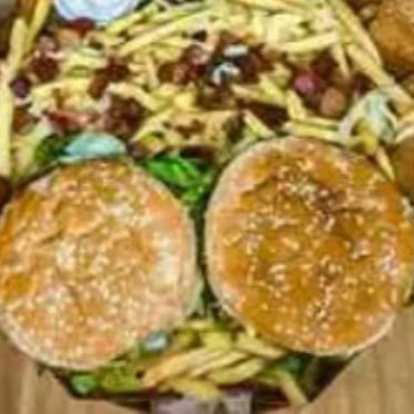 2 X-Tudos normais, anéis de cebola, batata frita c/ bacon em cubos, chedda cremoso, nuggts, molhos especiais e refrigerante de 1,5l.