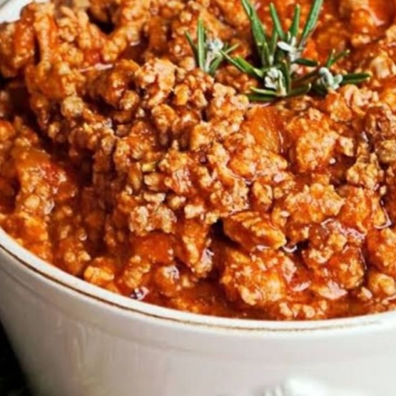 Quentinha de isopor 500ml : Carne moida com molho Arroz branco , feijão preto , farofa de bacon e batata fritas .Não mandamos itens separado.