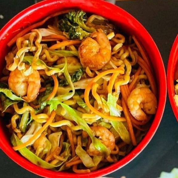 O 'Yakisoba Camarão' é um deleite autêntico para o paladar. Composta por 550 gramas de puro prazer, esta iguaria conta com uma mistura harmoniosa de macarrão yakisoba e camarões criteriosamente selecionados. A adição de repolho roxo e verde, brocólis, acelga e cenoura, trazem um colorido vibrante e uma explosão de sabores. A receita é preparada cuidadosamente com óleo de gergelim, que confere um aroma único e marcante ao prato, e é finalizada com o molho tonkatsu, acentuando o sabor e proporcionando um toque final sofisticado. Uma verdadeira experiência culinária que você não pode deixar de provar.