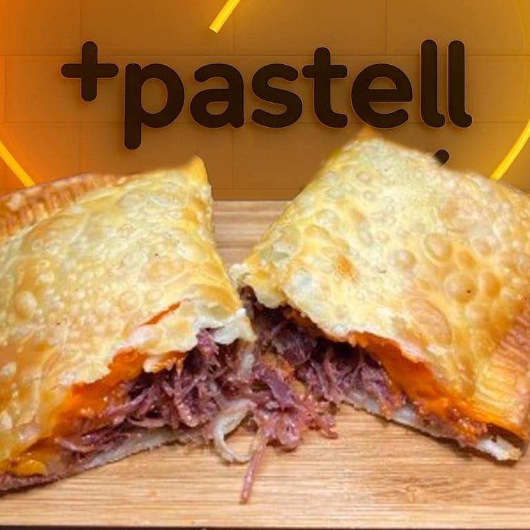 Deliciosa massa de pastel de aproximadamente 15cm, perfeitamente sequinha e crocante. Recheada generosamente com carne seca desfiada, temperada com o autêntico tempero da casa e cheiro verde fresquinho. Para deixar ainda mais irresistível, acompanha requeijão cremoso de sabor Cheddar Crioulo. Uma combinação única e irresistível para você aproveitar na nossa promoção especial!