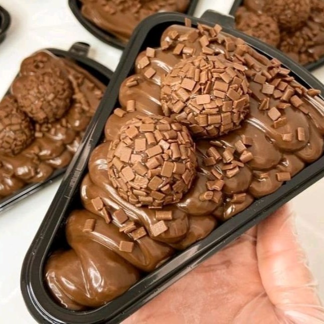 Brownie mega molhadinho, com duas camadas de cobertura de brigadeiro gourmet finalizado com granulado.