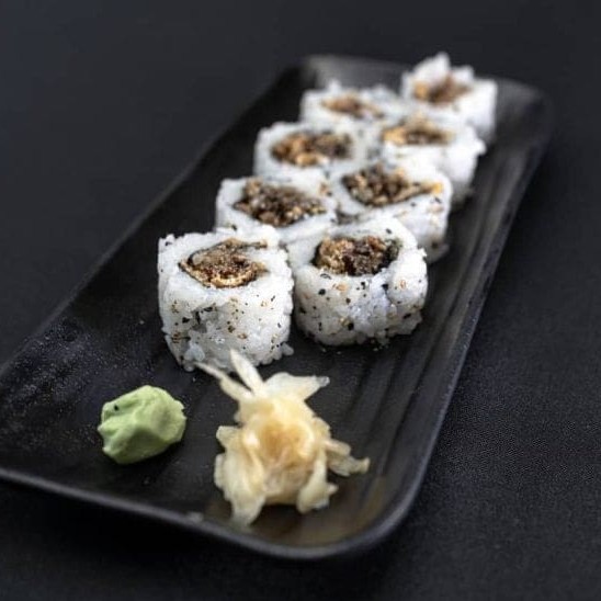 Uramaki skin é um enrolado de arroz e gergelim por fora , e recheado por dentro de pele de salmão grelhado.