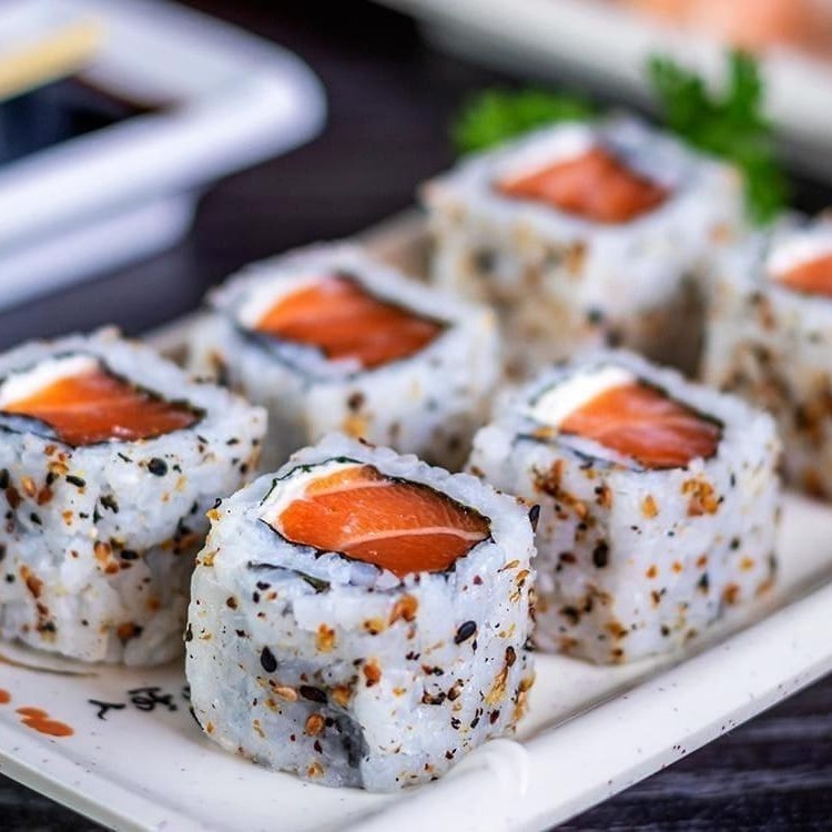 Uramaki de salmão é um enrolado de arroz por fora e gergelim e recheado com salmão e creame chessee por dentro