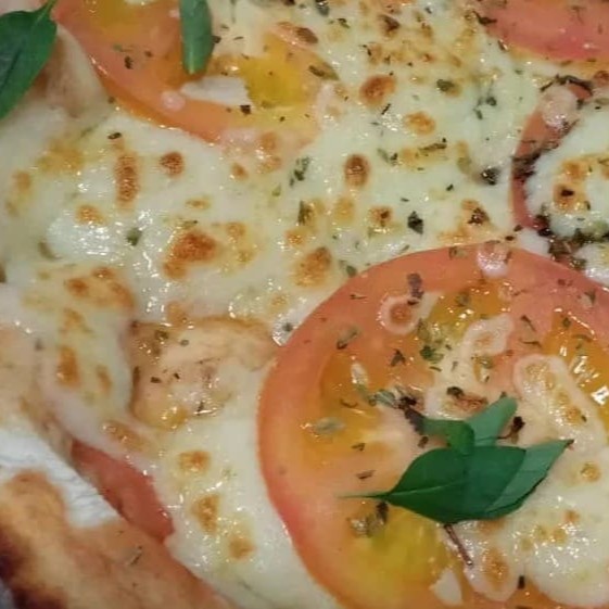 Massa artesanal da casa, molho de tomate especial, mussarela, tomate, mangericão  e orégano