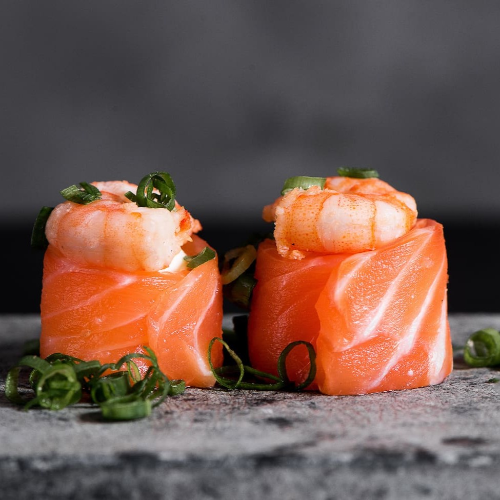Lâmina de salmão recheado com cream cheese, finalizado com camarão cebolinha e gergelim.