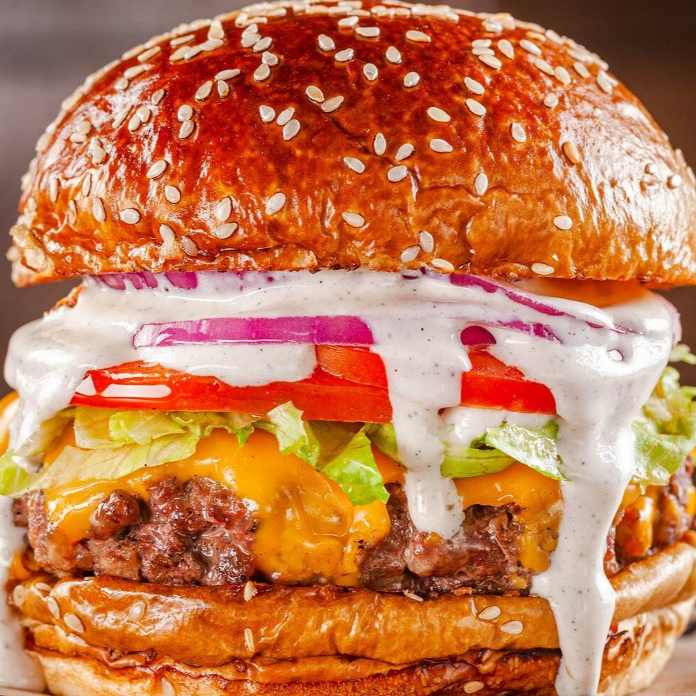 Blend 150g, cheddar ou prato, alface americano, tomate, cebola roxa, maionese de alho, no pão de brioche prime.