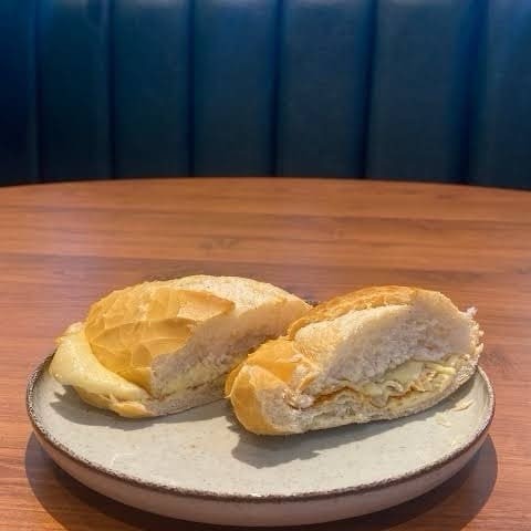 Pão francês com queijo delicioso