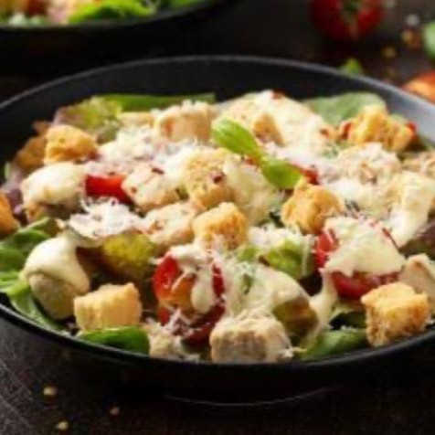 A Salada Caesar é uma combinação irresistível de alface americana crocante, queijo parmesão ralado, tomate cereja suculento e croutons crocantes. Complementada com molho Caesar cremoso, oferece uma refeição leve, nutritiva e cheia de sabor!