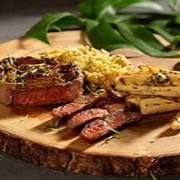 Este prato distinto é composto por 300g de suculenta picanha Angus, acompanhada por uma linguiça de costela artesanal aberta, acrescida de um sabor autêntico e rústico. Adicionamos ainda 8 tiras de queijo coalho, que trazem um toque salgado e crocante ao prato, e 2 filés de frango cortados em tiras, proporcionando uma textura macia e sabor leve. Para completar, servimos com 5 pães de alho bolinha,