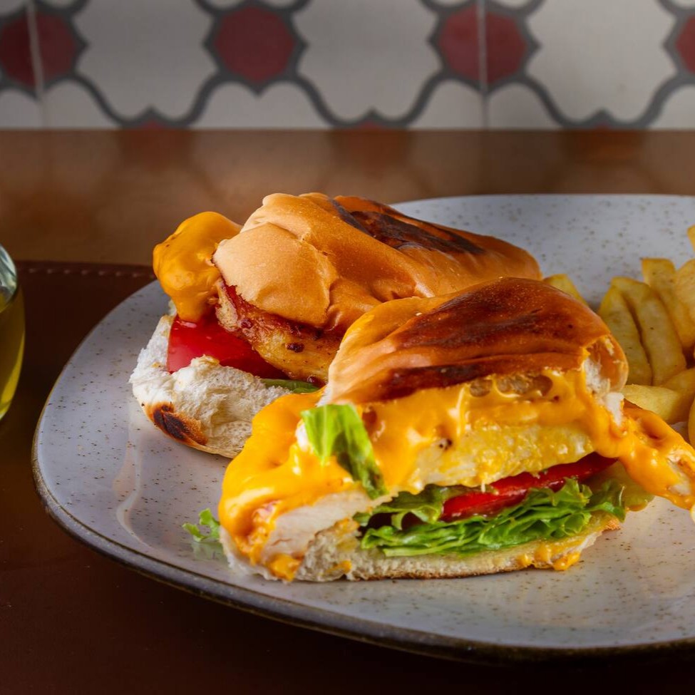 200 gramas de Filé de frango com alface,  tomate e queijo e pão a sua escolha.