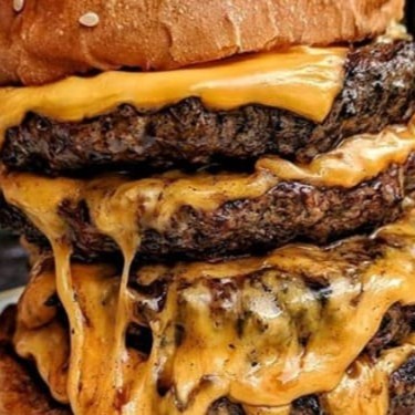 Pão, 4 carnes, cheddar, bacon, barbecue, maionese alho, cebola cripy, requeijão e batata palha