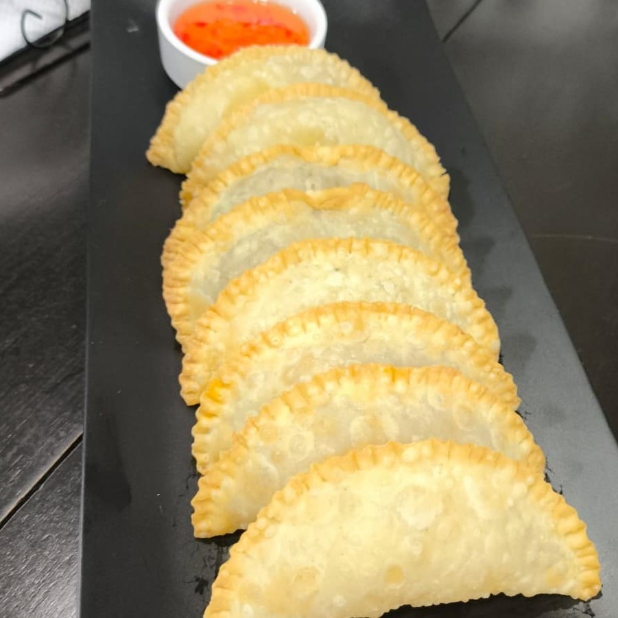 10 mini pasteis de massa artesanal recheado com muçarela e molho caseiro com temperos naturais, acompanhado com nossa geleia de pimenta artesanal