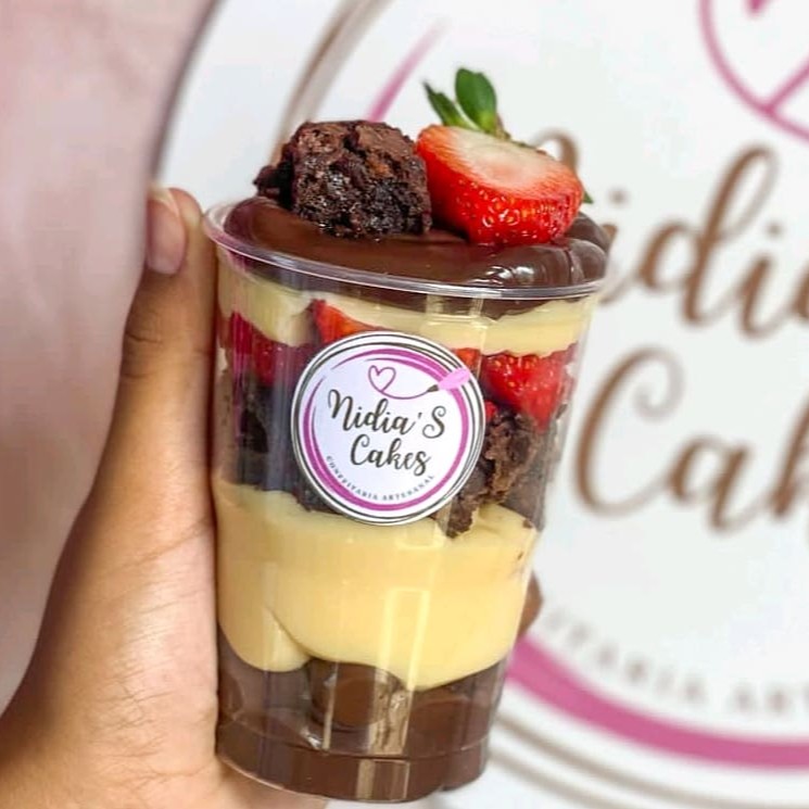 O Duplo Morango é uma dupla delícia , repleta de um maravilhoso brigadeiro de chocolate branco e ao leite , com pedaços suculentos de brownie e Morangos picados. Este é um verdadeiro copo da felicidade, uma explosão de sabores inigualáveis que prometem encantar o seu paladar. Experimente essa delícia na categoria 'Copo da Felicidade'.   ----------------tags------------------- Entrega rápida , desconto , promoção , cupom , oferta , frete grátis , Doces , bolos , brigadeiro , bolo de pote , chocolate , morango , Nutella , copo da felicidade , brownie , confeitaria , doceria , caseiro , vulcão , red velvet , banoffe , pudim , doce de leite  , Oreo , ferrero Rocher , afogadinho , bolo , Ninho , gourmet , Ouro Branco , empadao , quiche , caseirinho , frango cremoso , delícia de abacaxi , frango com Catupiry, torta Cookie, cookie, banoffee , camarão , chocolatudo, bolo caseiro, Prestígio, olho de sogra , bacon , alho poró , quiche, escondidinho, pavê , combos , coca cola , doce , sobremesa,