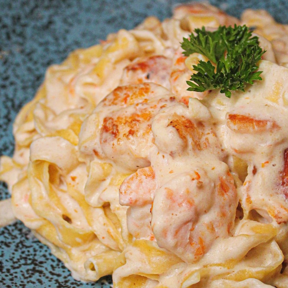 Fetuccine, fonduta de parmesão e camarão.