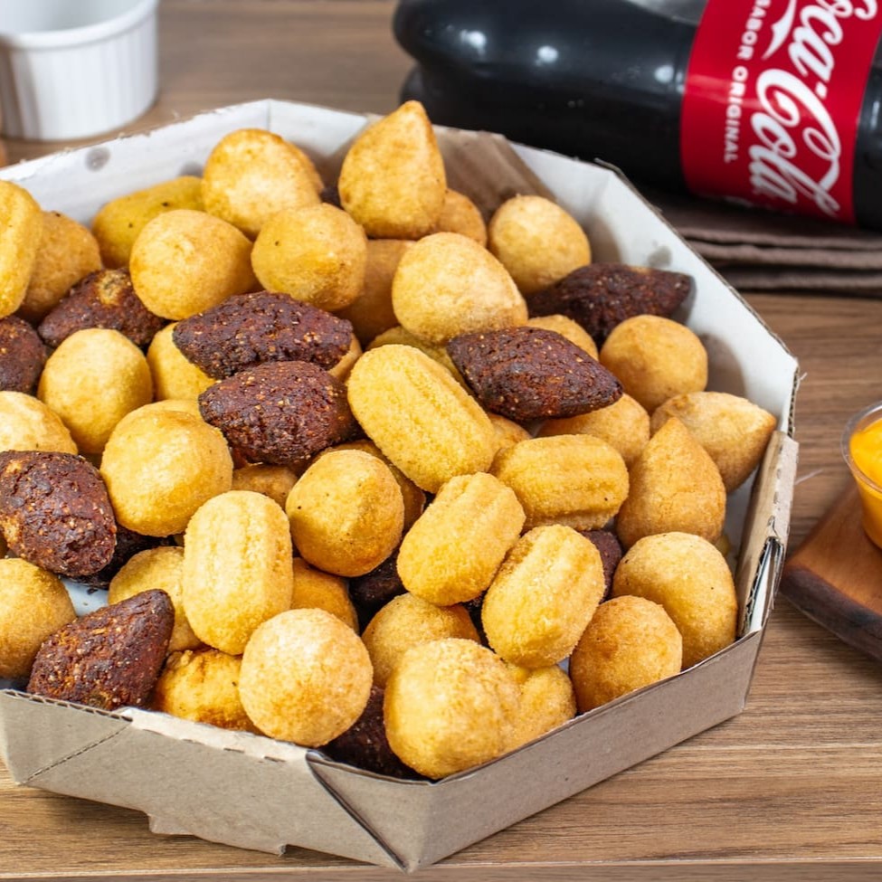 60 Deliciosos Salgados Fritos na Hora, muito bem Recheados, sequinhos e saborosos. E Com o Melhor Refri Do Mundo Coca-Cola 600ml Peça Agora Mesmo. 5 opções irresistivéis e Saborosas de salgados! *Atenção Mini salgados 10g Altamente Saborosos*