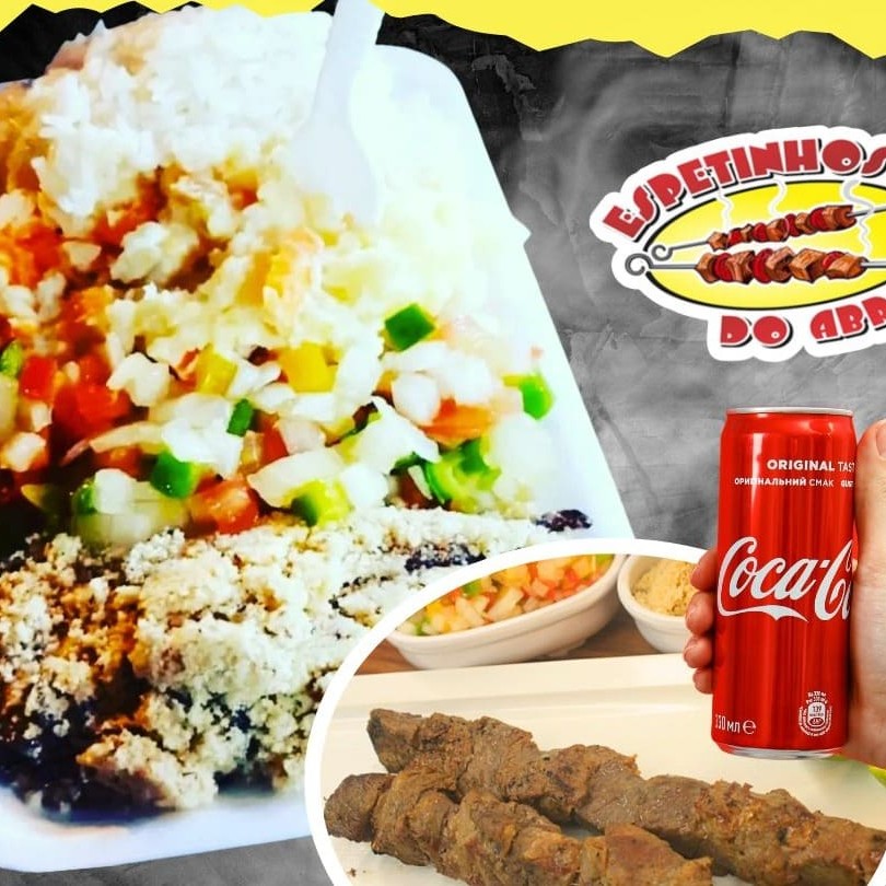 Desfrute de uma refeição completa e apetitosa! Nosso prato 'Completo 2 Espetos e Refrigerante Lata' traz uma combinação perfeitamente equilibrada de arroz soltinho, acompanhado de uma salada de maionese com batata e cenoura, fresca e suculenta. Ainda inclui um delicioso molho à campanha e uma farofa crocante, feita na medida certa. O prato se completa com dois espetos de sua escolha, preparados com cuidado para realçar o sabor. Para aperfeiçoar sua experiência, acompanha um refrigerante em lata bem geladinho. Uma excelente opção para quem busca uma refeição completa, saborosa e satisfatória!