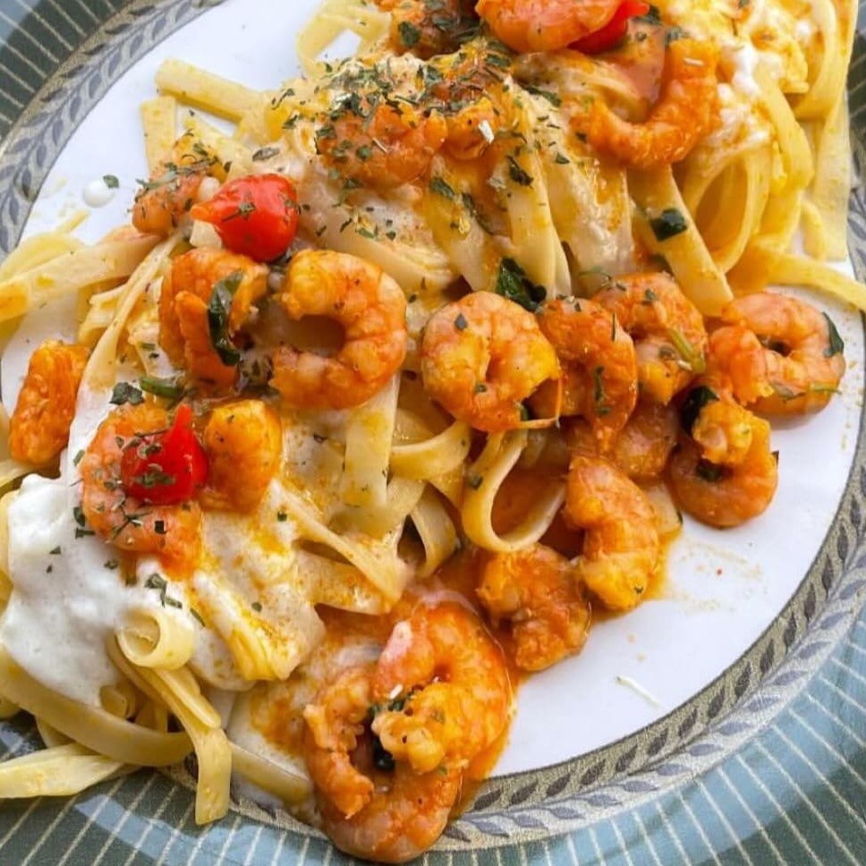 Camarão salteado na manteiga com massa a sua escolha acompanhada de molho branco.