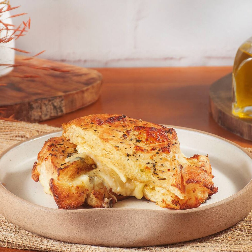 Sanduíche feito no Brioche Francês, coberto com molho bechamel, queijo mussarela, Catupiry e parmesão gratinado no forno.