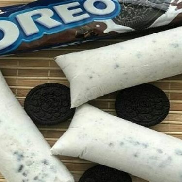 Delicie-se com nosso Sacolé Gourmet sabor Oreo, com 150ml de pura indulgência. Este pequeno deleite é meticulosamente preparado, combinando a textura crocante e o sabor irresistível do biscoito Oreo com a cremosidade inigualável de nossa base gelada. A expertise de nossa equipe transforma um simples sacolé em uma experiência gastronômica sofisticada e refrescante. Perfeito para adoçar seu Dia, este sacolé gourmet é a escolha ideal para um mimo delicioso e requintado. Aprecie cada pedaço desse saboroso sacolé gourmet e deixe-se surpreender por esta delícia inovadora e saborosa.  #Vemsergourmet