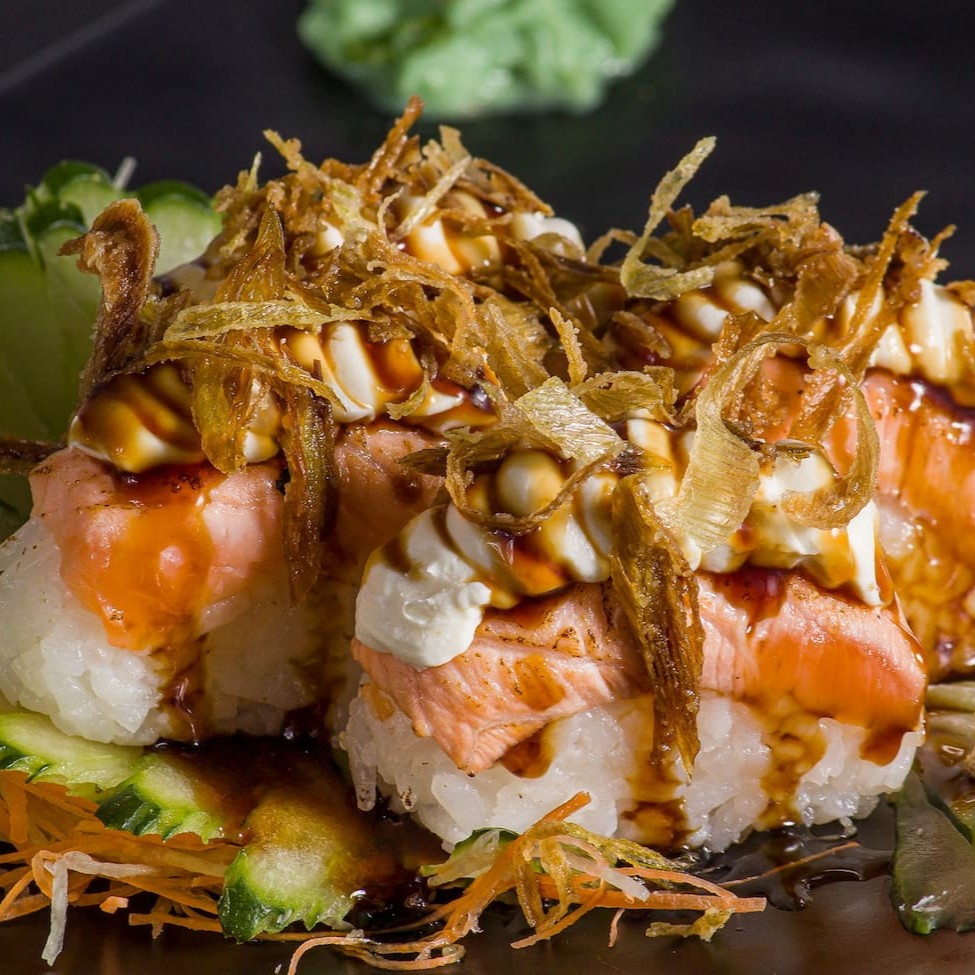 Arroz com salmão maçaricado com cream cheese e alho poró por cima