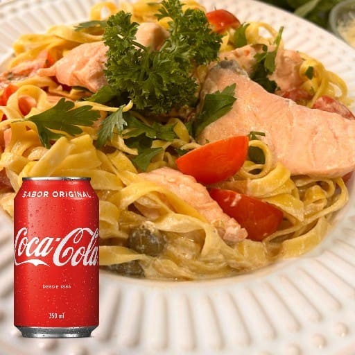 Macarrão artesanal fettucine com salmão, molho cremoso, tomate cereja, alcaparras ao vinho branco + Coca-Cola lata 350ml