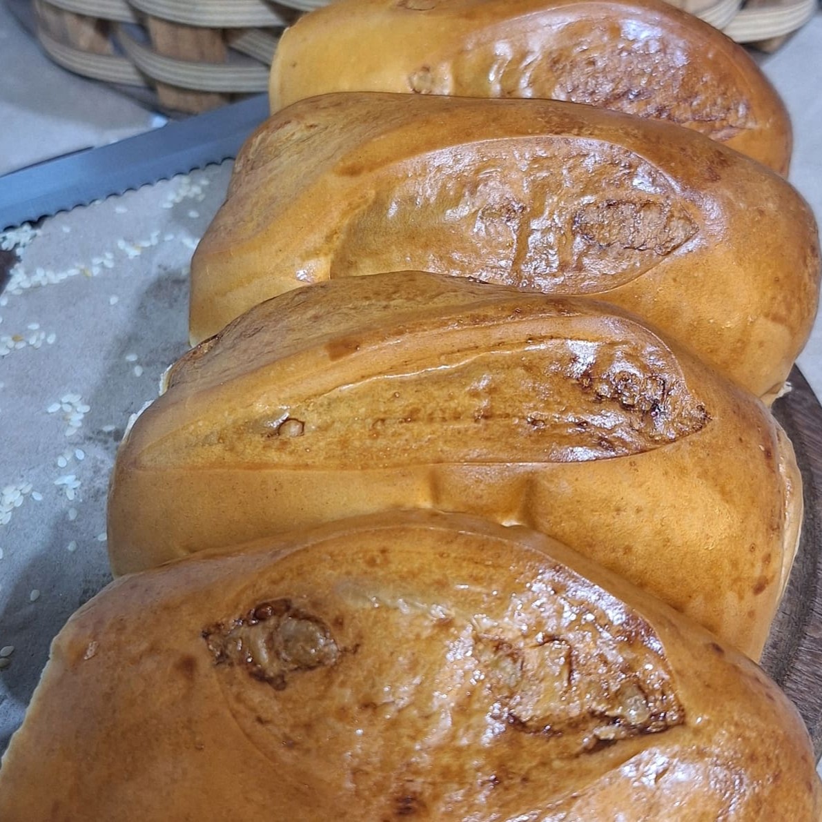 Tradicional pão suíço de massa doce,fresquinho e macio. Pacote com 04 unidades