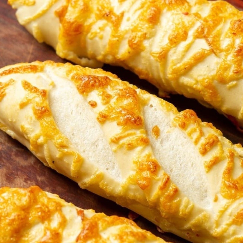 Pão de Provolone (unidade) Pão com pedacinhos de queijo provolone derretido, formando uma casquinha dourada e aromática. Perfeito para saborear no café ou acompanhar frios.