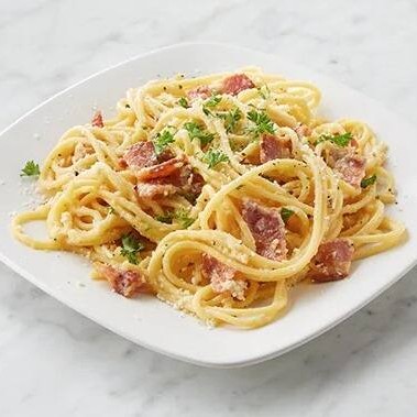 Levíssima massa Grano Duro com molho cremoso de ovos, creme de leite fresco, suculentos cubos de bacon e muito queijo Parmesão. Uma receita italiana clássica para os amantes de massa!